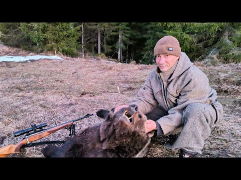 Видео: ОХОТА НА МЕДВЕДЯ С ПОДХОДА В ОДИНОЧКУ / НЕСКОЛЬКО СЕКУНД НА ВЫСТРЕЛ В ЛЕСУ / ОДНОЙ ПУЛИ ХВАТИЛО.