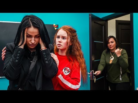 Видео: УЧИЛКУ С ПОЗОРОМ ВЫГНАЛИ СО  ШКОЛЫ!!!