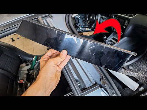 Видео: Как снять глянцевую накладку задней двери Skoda Octavia A7