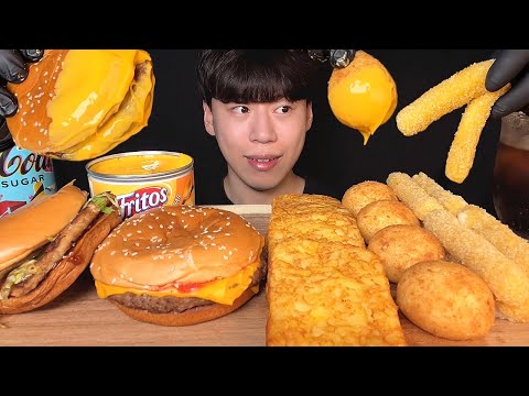 Видео: SUB) Корейский чизбургер, сырный шарик, сырная палочка и картофельная оладья с сырным соусом