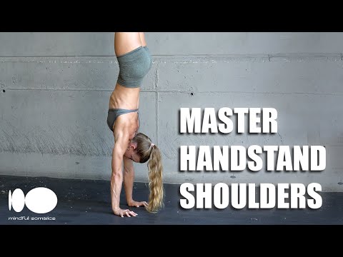 Видео: Выравнивание плеч в стойке на руках: основные техники толчка плечами