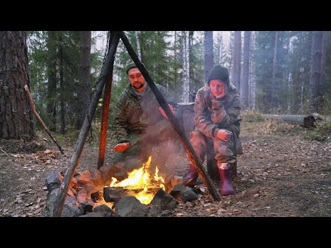 Видео: ДВА ДНЯ В ЛЕСНОЙ ХИЖИНЕ | ПОЛОЖИЛИ УТЕПЛИТЕЛЬ И РУБЕРОИД | МЯСО НА УГЛЯХ