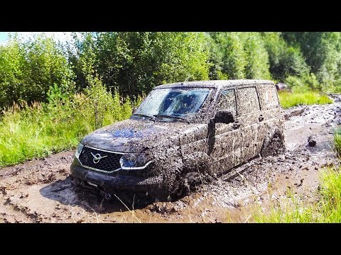 Видео: Вязнем в болоте, что нас спасёт? Бездорожье по Русски, грязь, оффроуд.