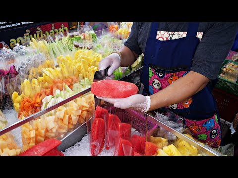 Видео: Удивительный тайский мастер по нарезке фруктов из Бангкока !!!/Таиландская уличная еда