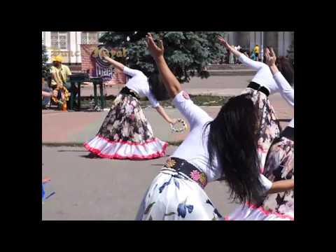 Видео: Цыганский уличный пляс 06 06 2015