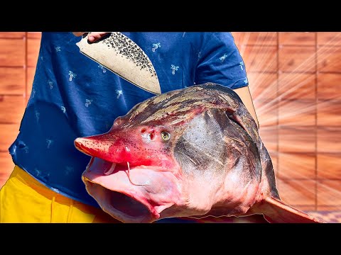 Видео: ИЗ ОГРОМНОЙ ГОЛОВЫ ОСЕТРА ПРИГОТОВИЛИ ЦАРСКУЮ УХУ 18 ВЕКА