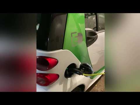Видео: Как заряжать электромобиль smart electric drive