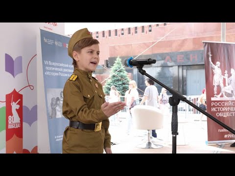Видео: "В сорок четвертом" Роберт Рождественский