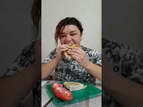 Видео: 18.07 #ппзавтрак ОВСЯНОБЛИН С ВЕТЧИНОЙ И СЫРОМ #мукбанг #быстро #просто #вкусно #пп #дефицит