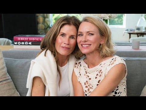 Видео: Наоми Уоттс рассказывает о 5-минутном макияже и силе 50-летнего возраста | Макияж и друзья | West...