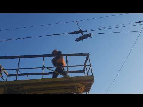Видео: Обрыв и ремонт контактной сети троллейбусной линии лето 2021 жара Секционный изолятор