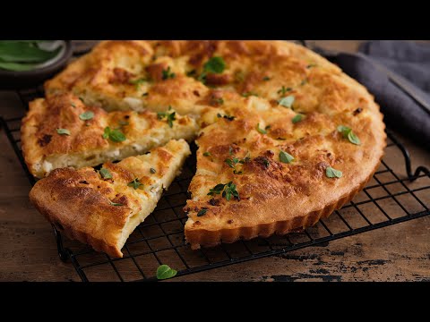 Видео: ГРЕЧЕСКИЙ пирог с сыром ФЕТА / Пирог с сыром и зеленью - Alevropita / Greek thin-batter feta pie.