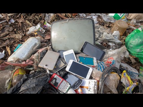 Видео: Нашел кучу телефонов в мусорном ведре || Простое восстановление телефона