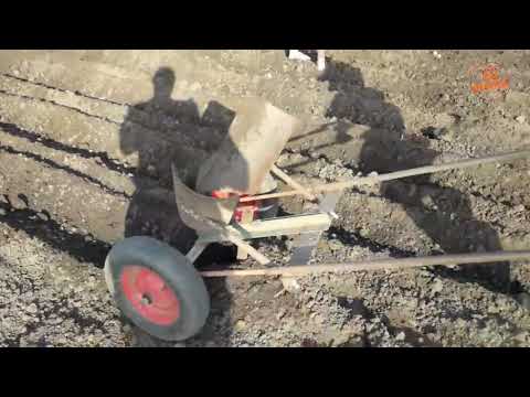 Видео: 1000 МЕЛОЧЕЙ: Как быстро сажать много картофеля при помощи самодельного плужка окучника.