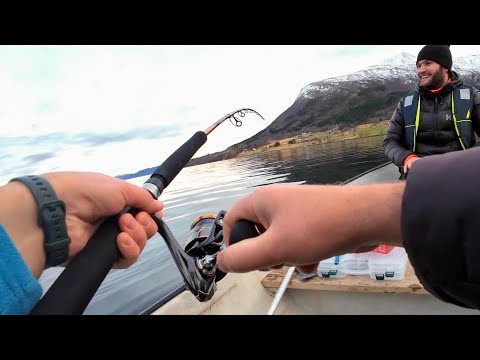 Видео: Такое Открытие Зимней рыбалки с лодки! Ловим на НОСОК) Зимняя рыбалка в Норвегии 2024-2025