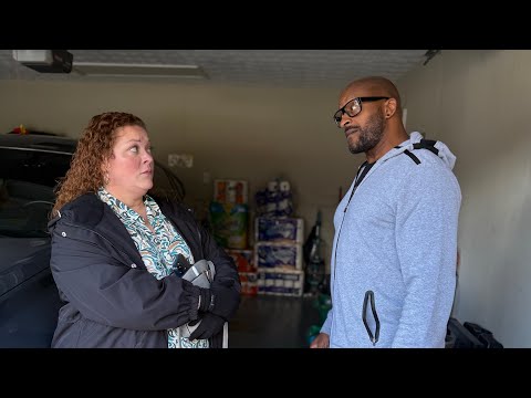 Видео: Бетани говорит Ларри, что едет в аэропорт, когда он забирает Шарру, но она ошибается.