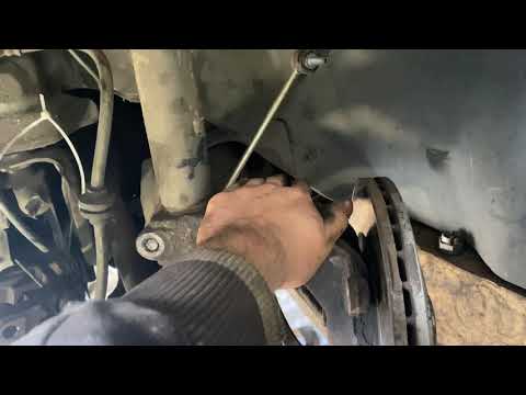 Видео: Renault Scenic 2. Поднимаем передок , замена шаровой и выкручиваем обломанный болт