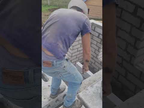 Видео: Монтаж плит перекрытия на сложный армопояс