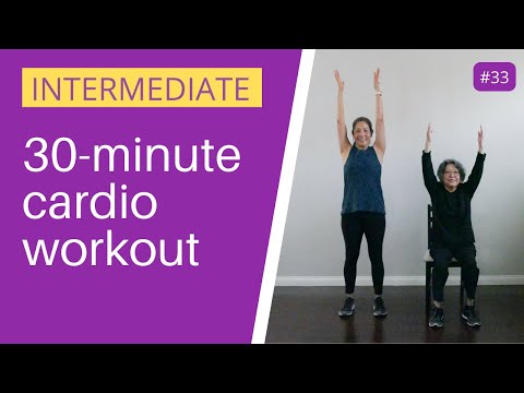 Видео: Тренировка с ходьбой для кардиотренировок среднего уровня | Для пожилых людей и начинающих