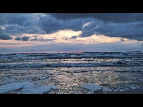 Видео: РАССВЕТ СЕГОДНЯ. ТОЛЬКО ШУМ МОРЯ, ВОЛНЫ И СТРАШНО КРАСИВОЕ НЕБО 