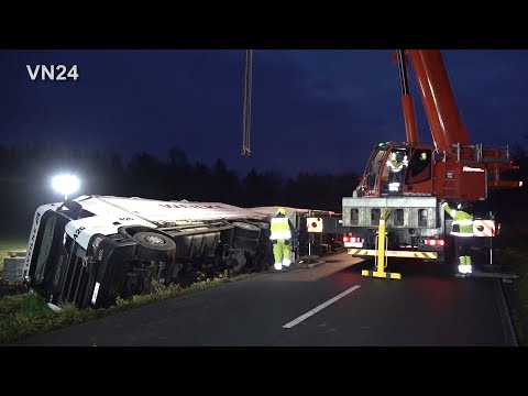 Видео: 29.11.2021 - VN24 - Грузовик с каменными плитами упал на бок в канаву