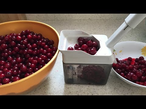 Видео: Заготовка вишни: УДАЛЯЕМ ВИШНЕВЫЕ КОСТОЧКИ БЫСТРО И ПРОСТО