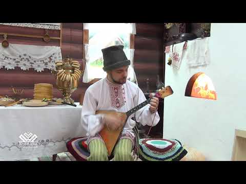 Видео: ФолкУрок " Игра на балалайке"