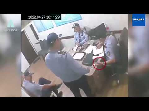Видео: Майора полиции задержали при получении взятки от подчинённого в Шымкенте