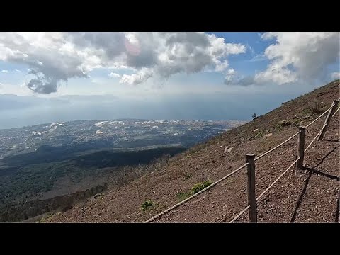Видео: Италия: подъем на вулкан Везувий