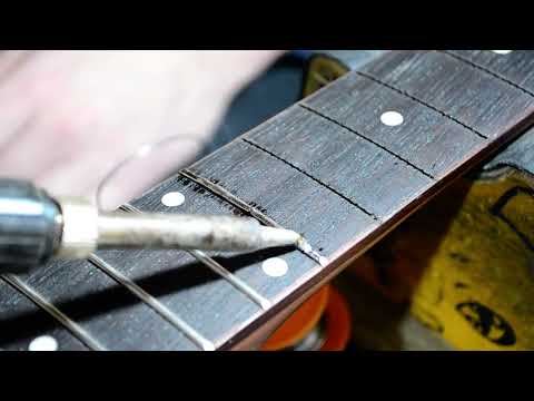 Видео: Как снять лады на гитаре