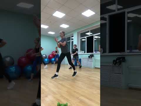 Видео: Тренировка с элементами Кикбоксинга + Кардио + Гантели!