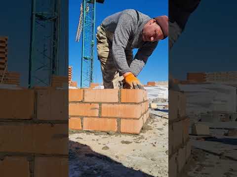 Видео: #стройка #кладка угла под 90градусов #будни каменщика 👷💯👍