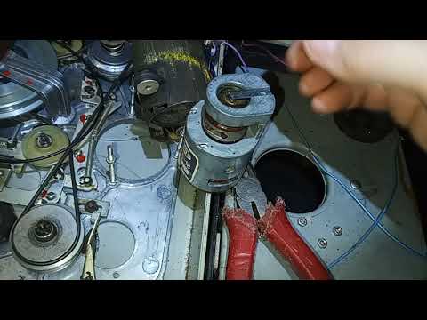 Видео: Магнитофон Весна-3. Ремонт. ОЧИСТКА ЦЕНТРОБЕЖНОГО РЕГУЛЯТОРА.