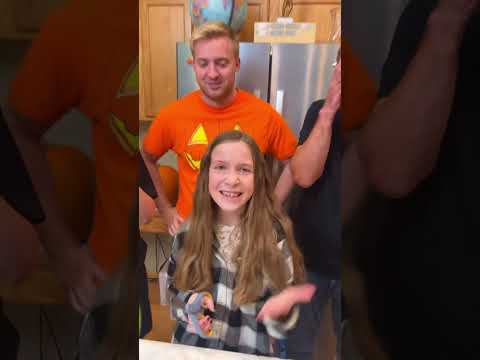 Видео: Падающие тыквенные фонари 🎃 #игра #семья #испытание #хеллоуин #вечеринка #тыква #праздник #осень