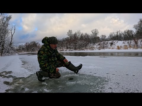 Видео: Предновогодняя рыбалка на речке в конце декабря!