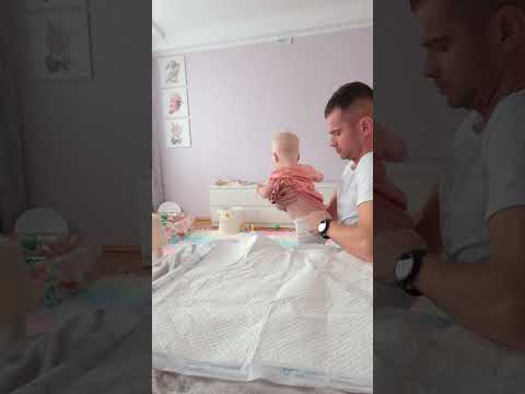 Видео: Как поменять подгузник, если ребенок переворачивается ;)
