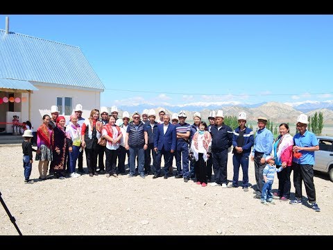 Видео: 20 жылдык бүтүрүүчүлөр айылыбыздын тургуну Жамбыл агабызга 4 бөлмөлүү заманбап ак өргө салып беришти