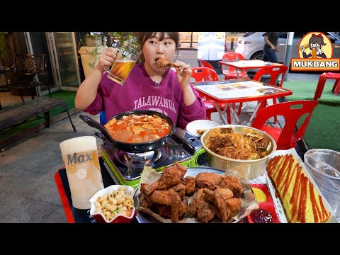 Видео: Мукбанг | Жареная курица и холодное пиво на улице! Токпокки, трубач, рыбный пирог, яичный рулет.