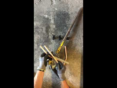 Видео: П. Б. Сантехник. Как согнуть медную трубу, угловые отводы.