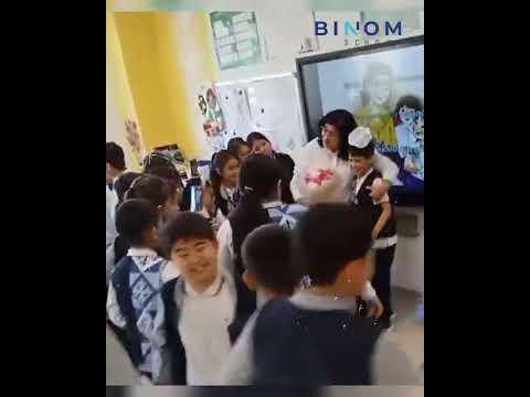 Видео: ұстазды құттықтау. 4 г. бином мектебі