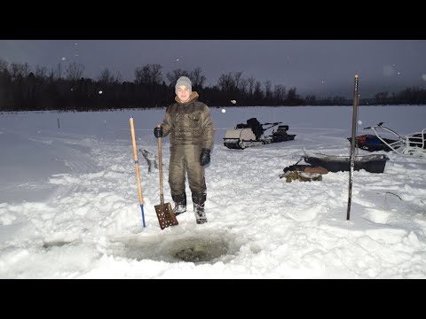 Видео: Постановка рыболовных сетей под лёд с помощью торпеды.