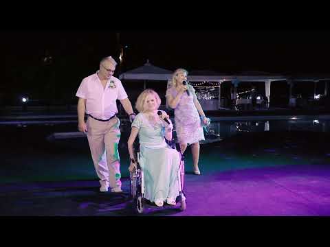 Видео: Две мамы и папа поют на свадьбе у детей :) :) :)