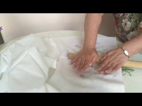 Видео: Печать цветов на ткани. Создание уникального рисунка. Из живых цветов. Интересное занятие.