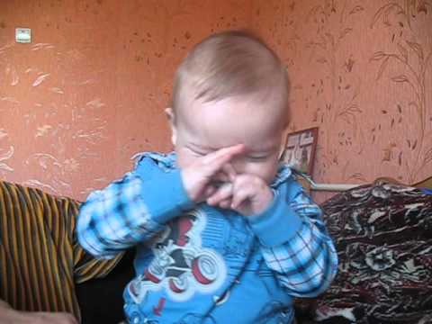 Видео: Чихает ребенок