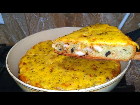 Видео: Безумно ВКУСНЫЙ куриный пирог👍В 100 раз вкуснее пиццы! Простой рецепт на сковороде