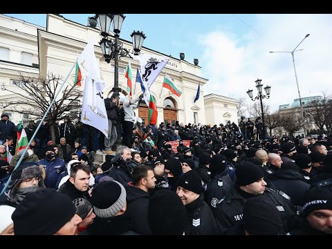Видео: Ескалация на площада