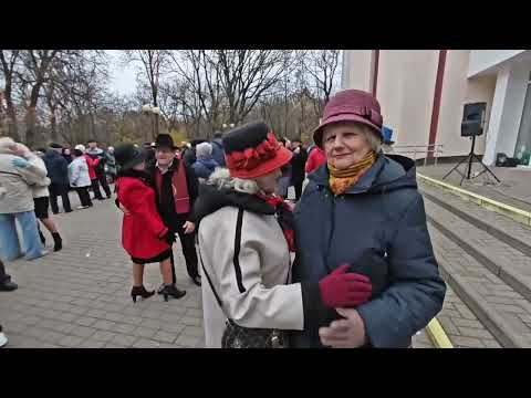 Видео: 10.11.24г..."Одной Тобою Я Живу"... звучит на танцполе в Гомельском парке...