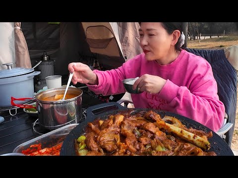 Видео: Походная еда, которая будет вкусной независимо от того, что вы едите — свиные ребрышки, стейк из
