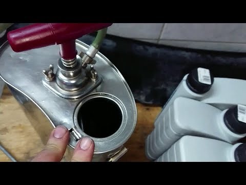 Видео: Как поменять масло в раздаточной коробке на Nissan Pathfinder с помощью садового опрыскивателя