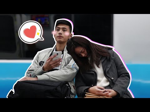 Видео: Когда девушка засыпает на плече у незнакомцев, как они будут на это регаировать?